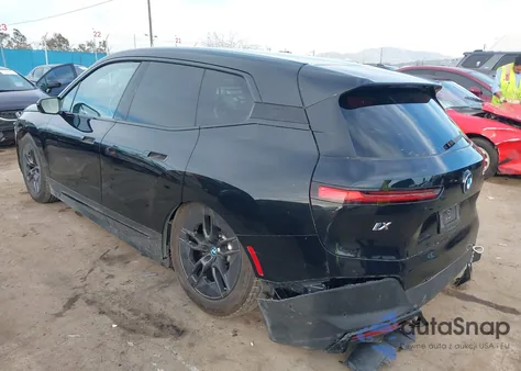 2025 BMW Ix xDrive50 z USA, uszkodzony, nr VIN WB523CF01SCS53446